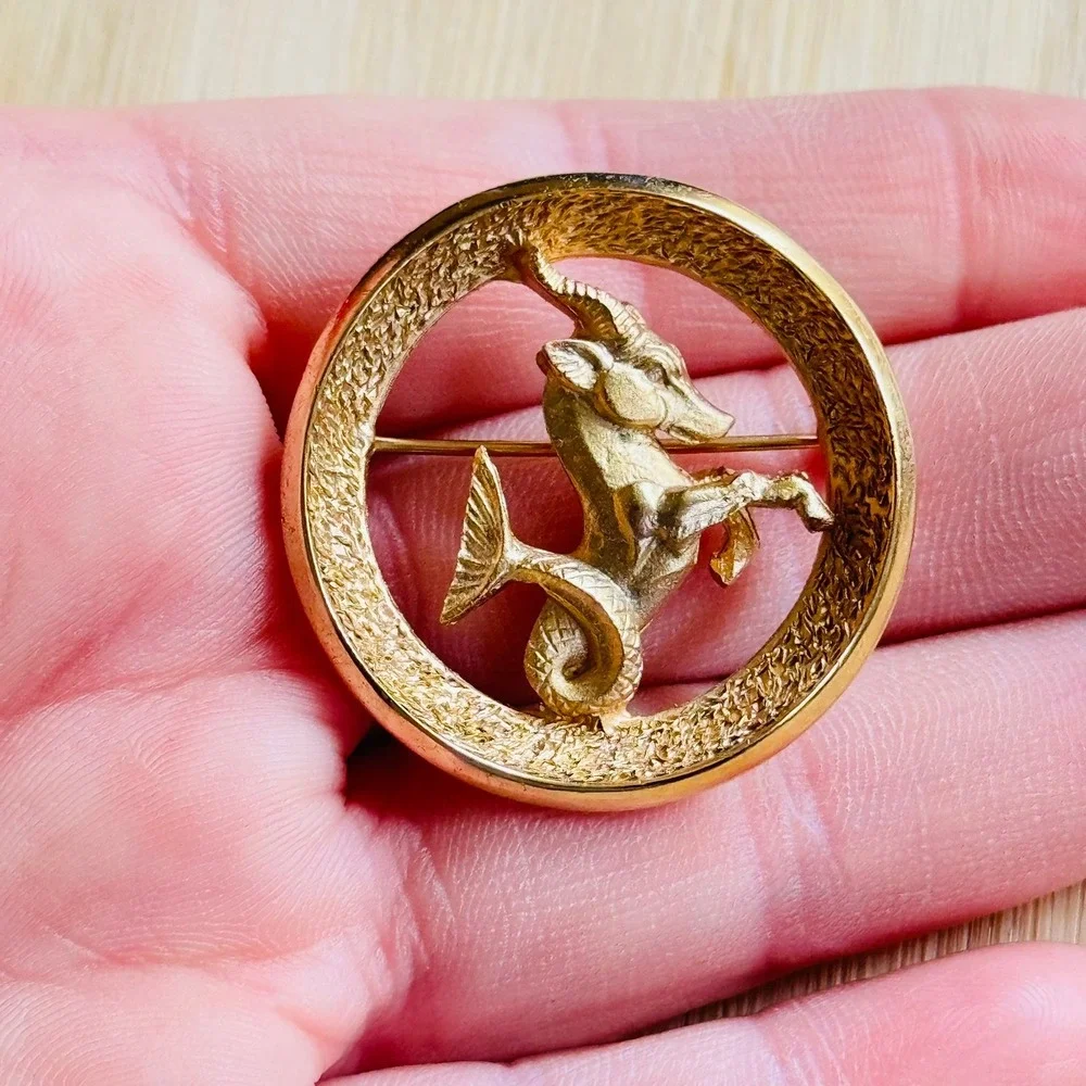 Crown Trifari VTG Capricorn Ram Zodiac Pin Brooch Signed estate Gold‎ Retro 60s